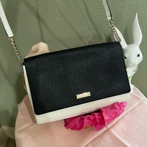 Kate Spade hand bag black and white.      Pre- owned 10in x 7 in x 2